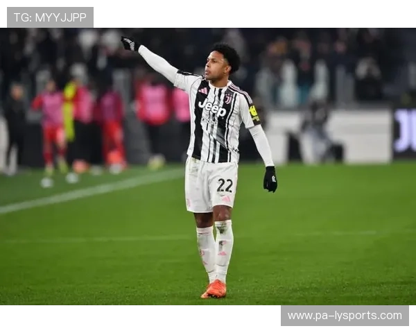 尤文大范围转移至弱侧，麦肯尼顺势射入