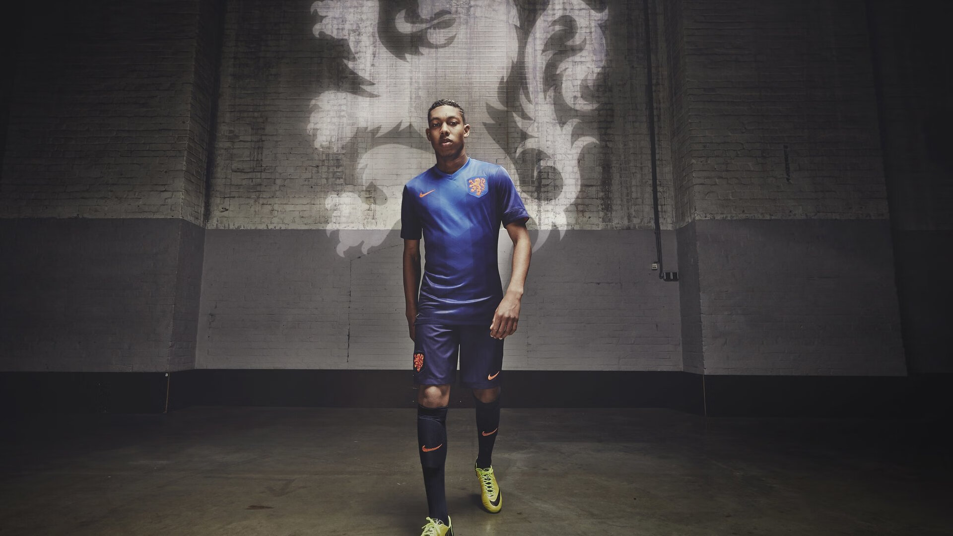 足球文化旅游融合发展，打造专业足球旅游线路，足球文化产业